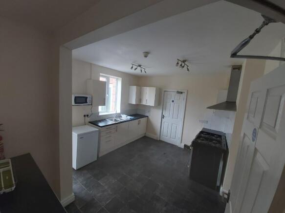 9 bed Semi-Detached to rent Image 10