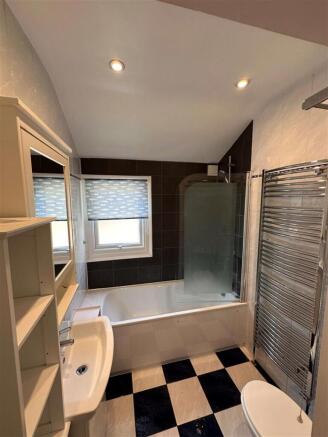 Bathroom 01.jpg