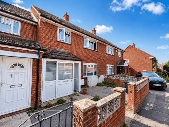 2 bed terraced house to rent Alwyn Close, New Add