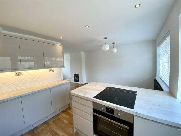 KITCHEN/DINING AREA