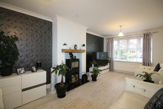 214 Low Grange Ave-Lounge2.JPG