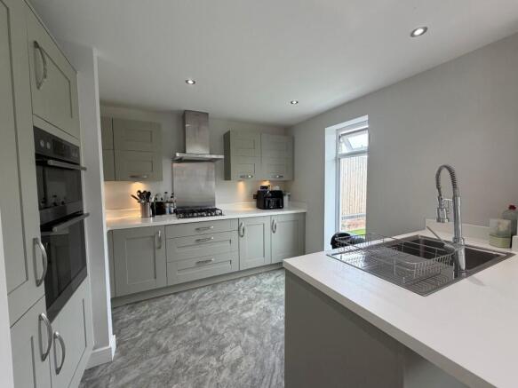 4 bed Detached to rent Image 4