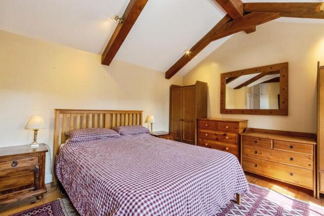 4 bed House for sale Image 10