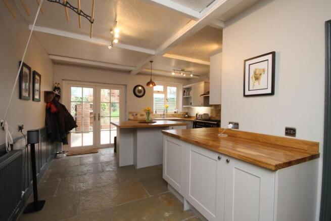 FITTED KITCHEN