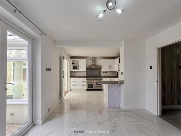 5 bed Detached for sale Image 9