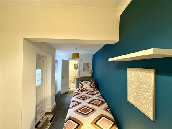 Room 2 Ensuite