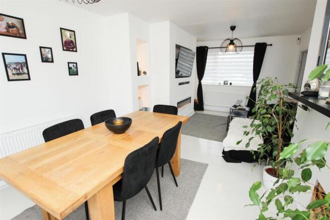 OPEN PLAN LIVING/DINING ROOM