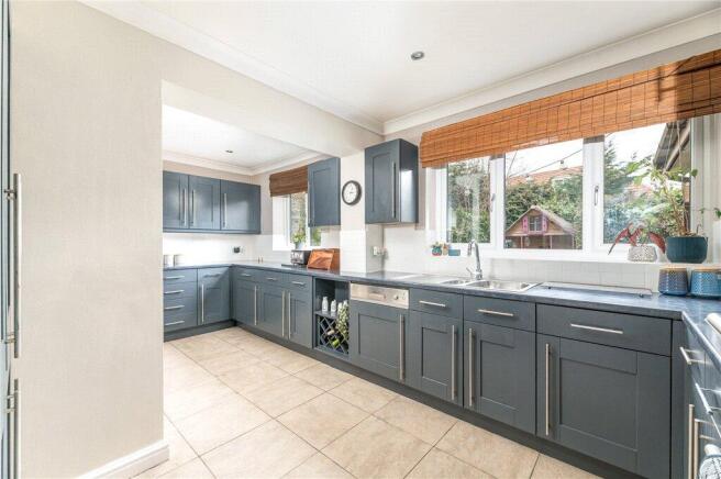 5 bed Detached for sale Image 9
