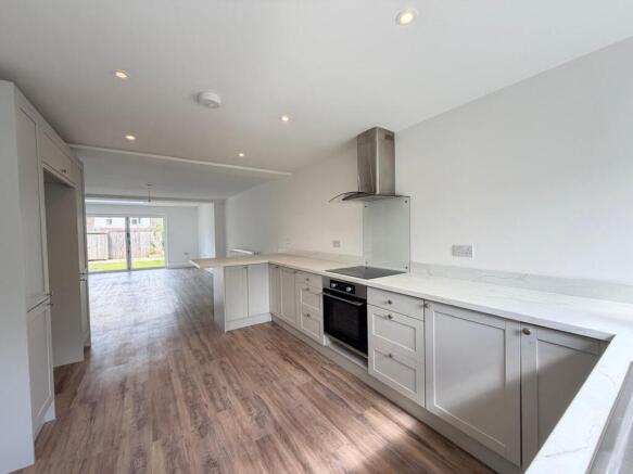4 bed Semi-Detached for sale Image 4