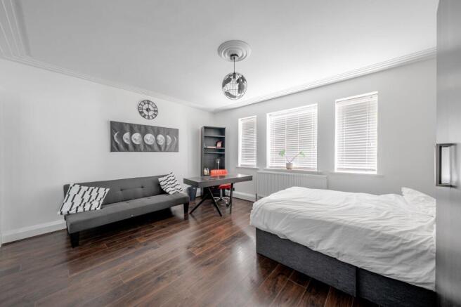 5 bed Detached for sale Image 12
