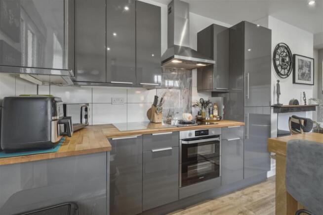 MODERN FITTED KITCHEN