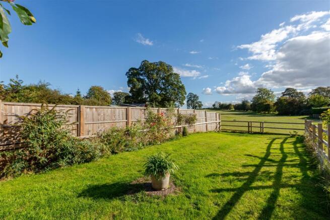 2 bed Semi-Detached for sale Image 11