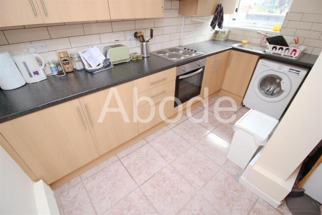 4 bed House to rent Image 5