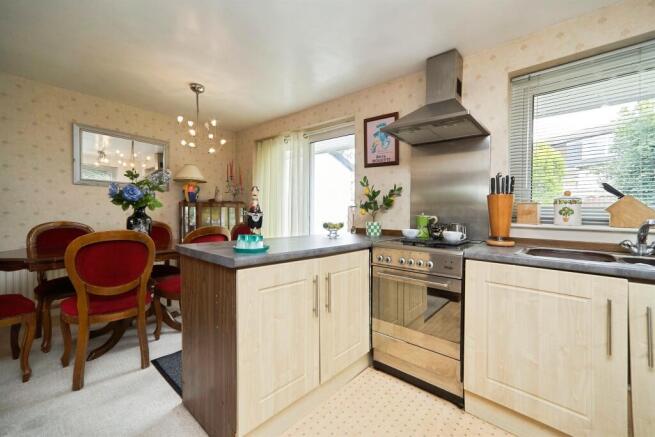 3 bed Semi-Detached for sale Image 4
