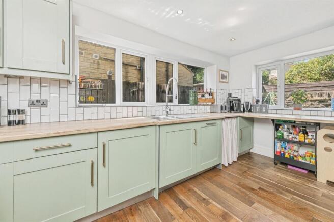 5 bed Semi-Detached for sale Image 7