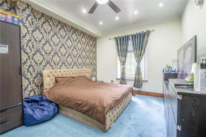 6 bed Semi-Detached for sale Image 6