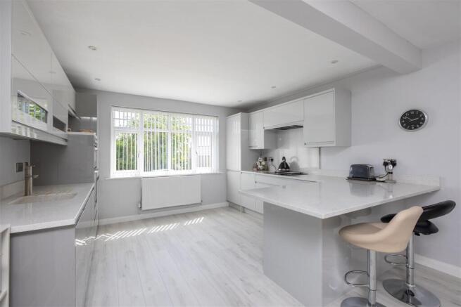 3 bed House for sale Image 4