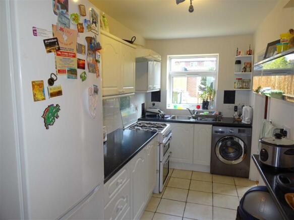 FITTED KITCHEN