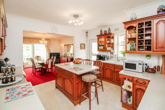 KITCHEN/BREAKFAST ROOM