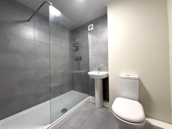 2 bed Flat to rent Image 12