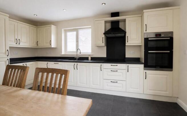 Kitchen (2).jpg