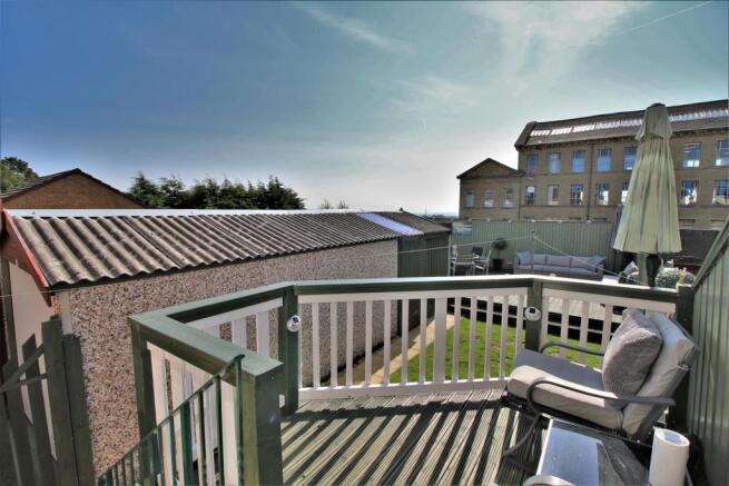 Decking & garden.