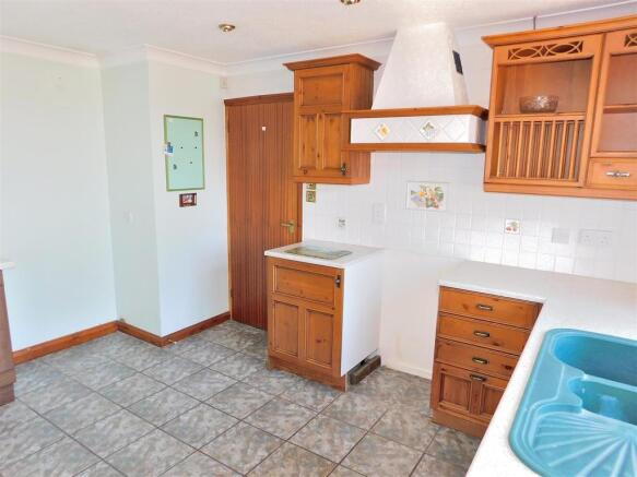 KITCHEN 2.JPG