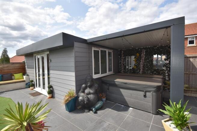 5 bed Detached for sale Image 6