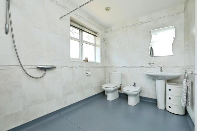 5 bed Detached for sale Image 8
