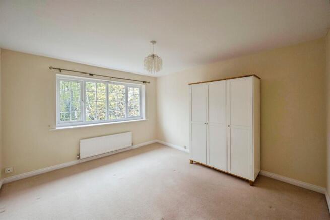 5 bed Detached for sale Image 11