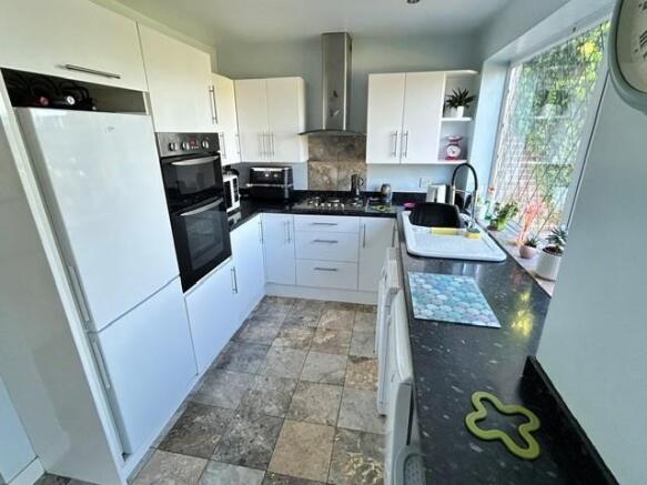 KITCHEN 2.jpg