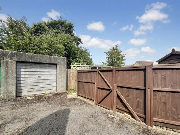 Garage / Parking