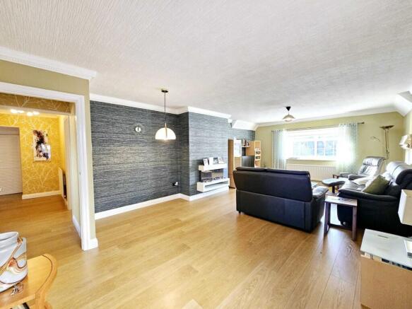 3 bed Flat for sale Image 5