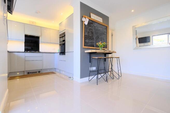 Modern tasteful kitchen & breakfast bar
