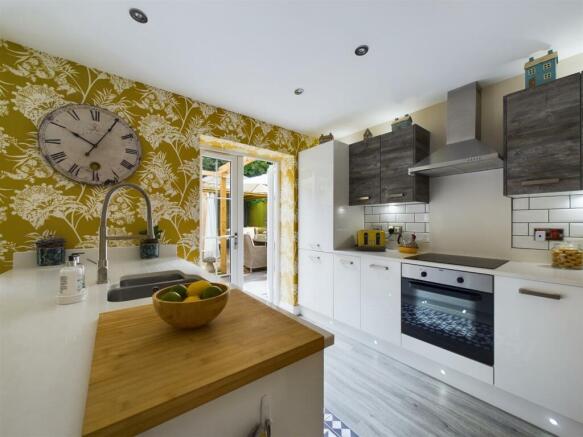 KITCHEN/DINING ROOM