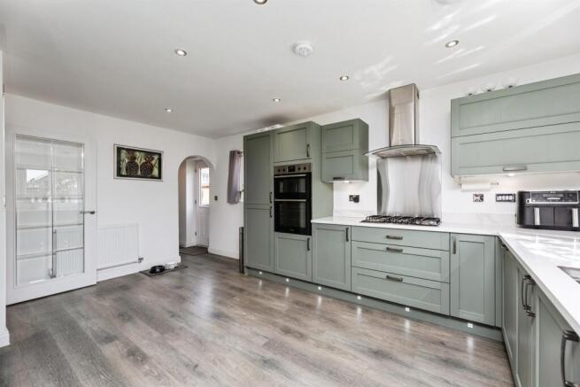 5 bed Detached for sale Image 7
