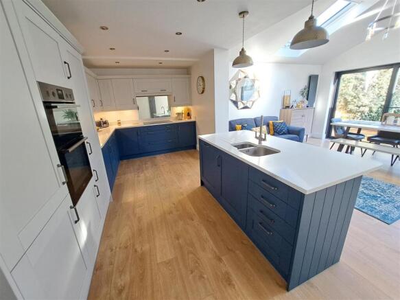 4 bed Semi-Detached for sale Image 4