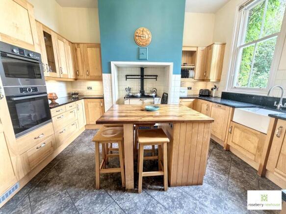 5 bed Detached for sale Image 5