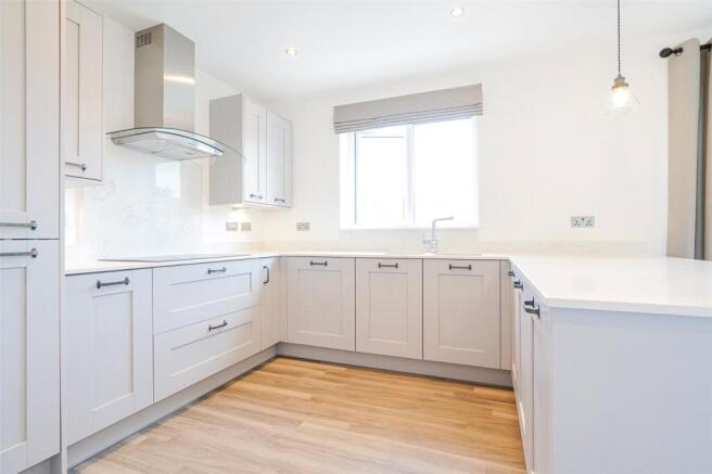 5 bed Detached for sale Image 8