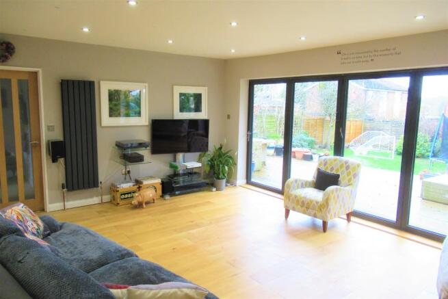 LOUNGE/DINE/KITCHEN