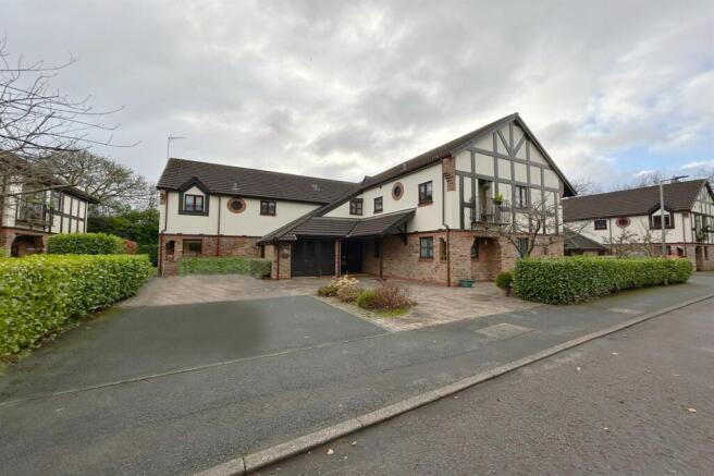 2-bed flat on Glenbourne Park, Bramhall, SK7, £235,000