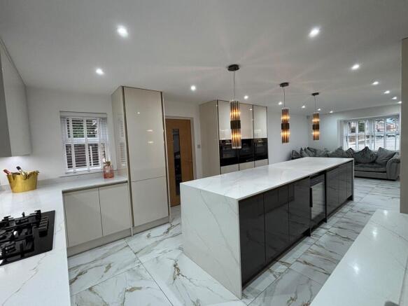 4 bed Detached for sale Image 9