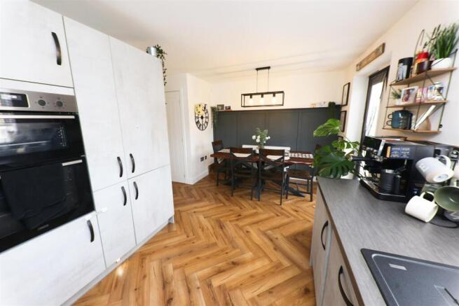 4 bed Town House for sale Image 5
