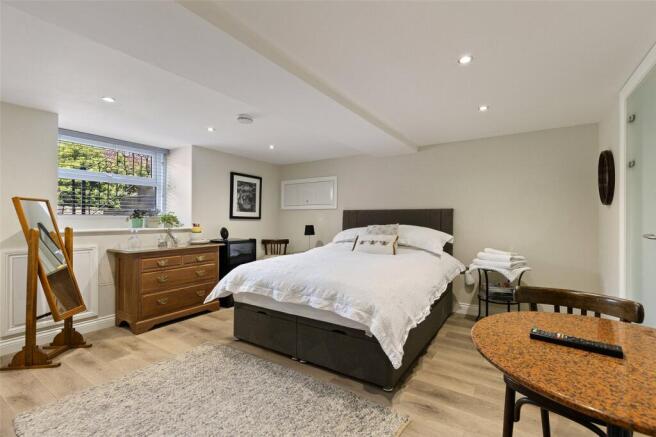 3 bed Terraced for sale Image 9