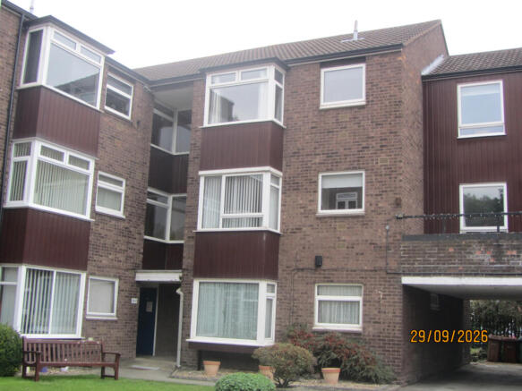 Top floor flat in near town and Beverley Minster
