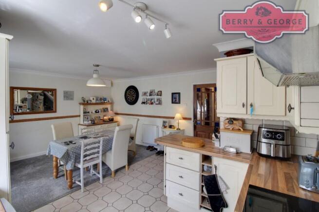 KITCHEN / DINER