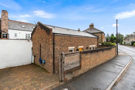 Avenue Road, Hampton, TW12