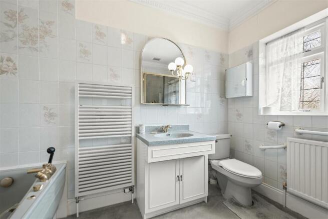 ENSUITE BATH/SHOWER ROOM