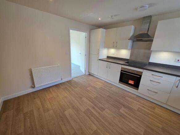 3 bed Semi-Detached to rent Image 4