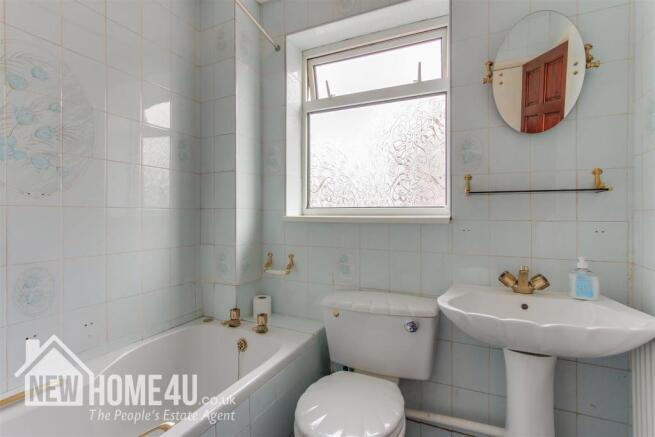 FAMILY BATHROOM: